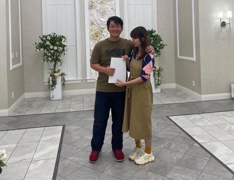 陳柏惟（左）在美國教堂結婚。（翻攝洪耀南臉書）