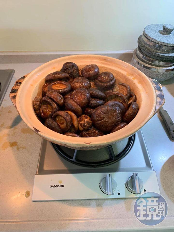 將滷好的香菇裝到另一砂鍋中。