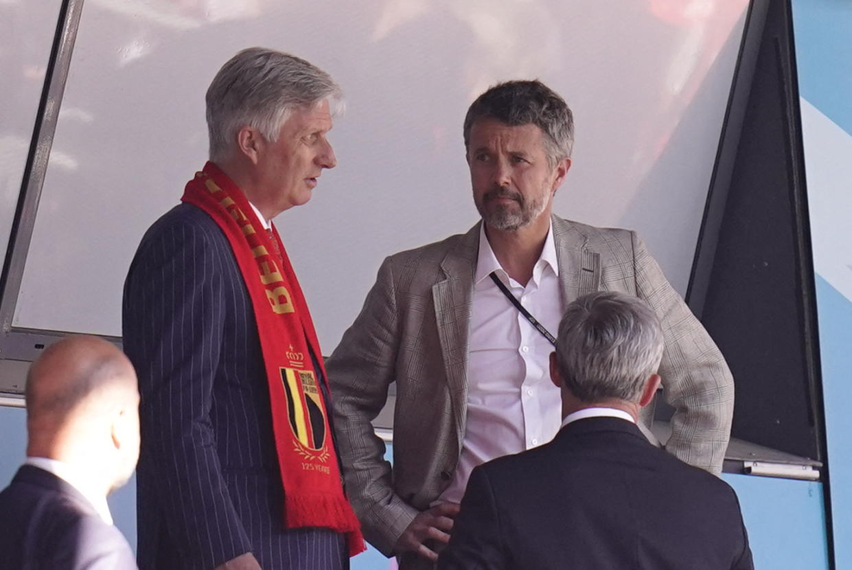 Federico de Dinamarca y el rey Felipe de Bégica en 2020 durante un partido de fútbol de la UEFA. (Photo by LISELOTTE SABROE/Ritzau Scanpix/AFP via Getty Images)