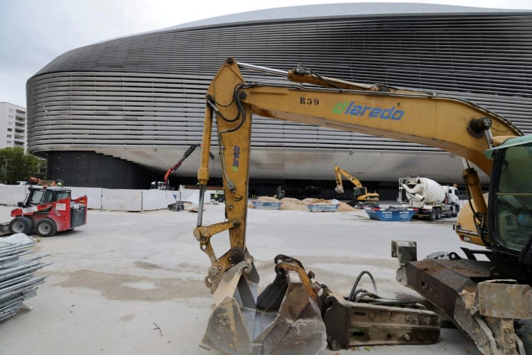 Unas máquinas en funcionamiento delante del estadio Santiago Bernabéu, en Madrid, el 7 de octubre de 2024 (Thomas Coex)