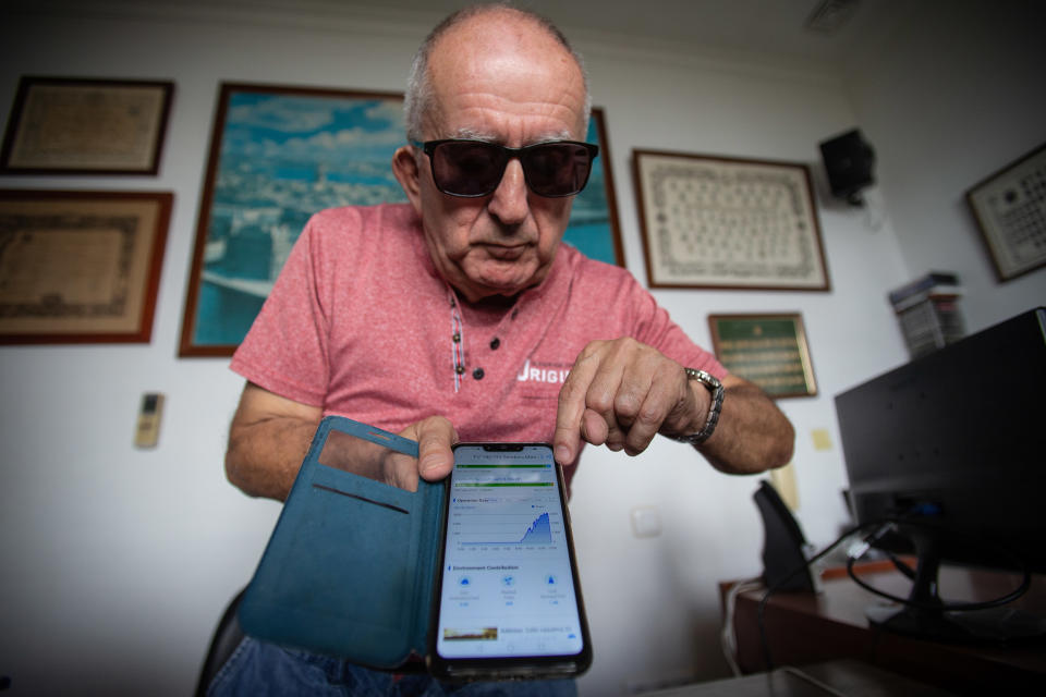 Teodoro sigue a través de una aplicación en su móvil la evolución de la energía generada con sus placas. Foto Fernando Ruso