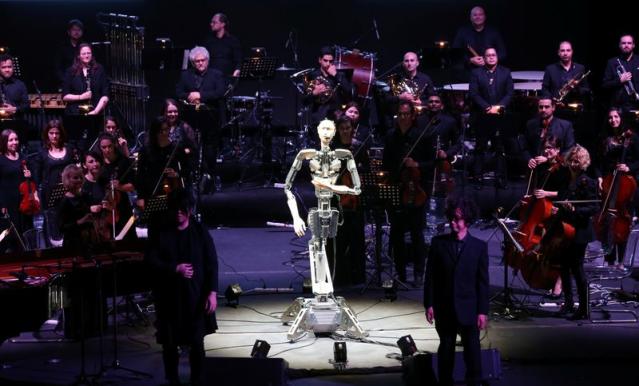 Music by numbers? Robot conducts human orchestra