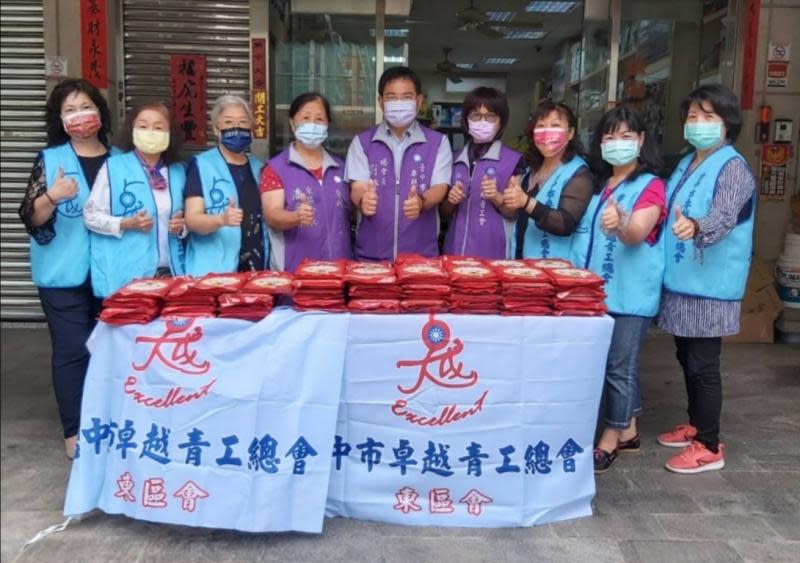  台中市東區卓越青工會發揮大愛精神　捐白米幫助弱勢家庭