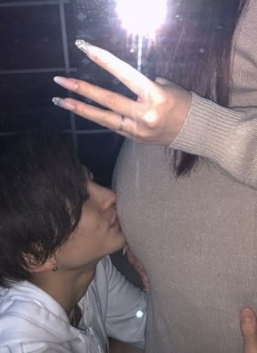 前田俊曬出親吻準老婆孕肚的照片。（圖／翻攝自推特前田俊）