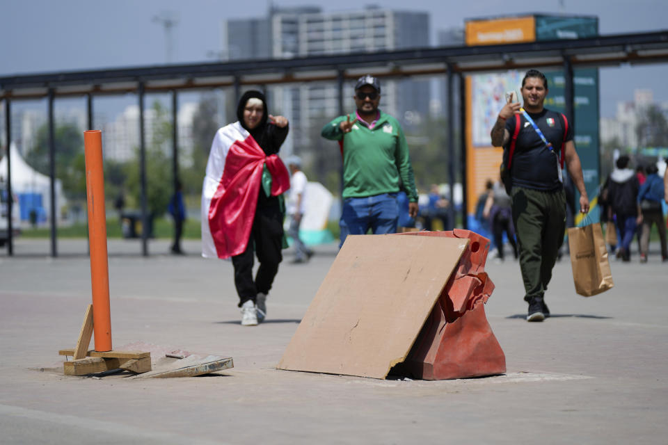 Espectadores llegan al complejo del Estadio Nacional durante los Juegos Panamericanos en Santiago, Chile, el lunes 23 de octubre de 2023. (AP Foto/Silvia Izquierdo)