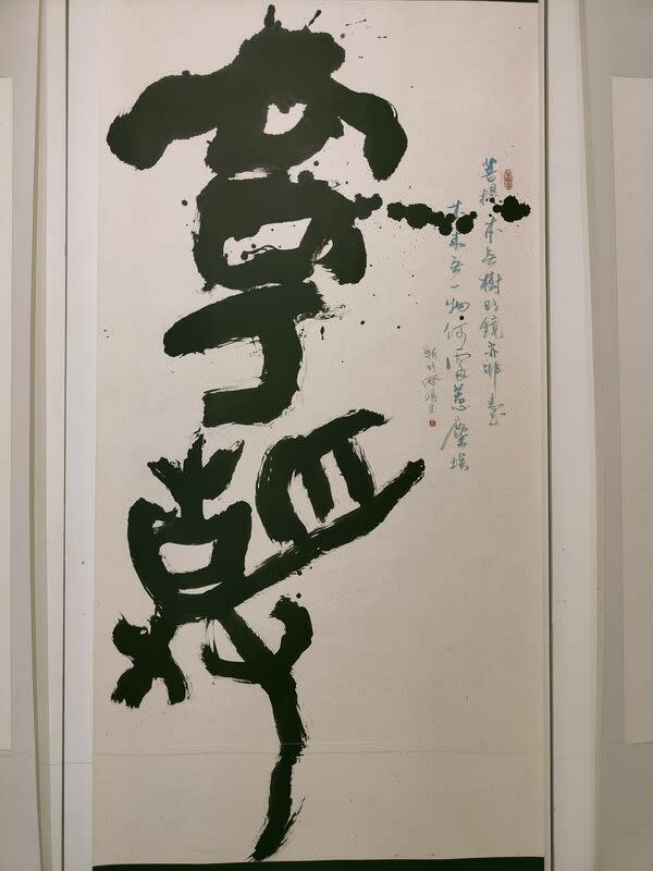 羅際鴻多才多藝，在兩岸書藝界享有盛名，此次展出多年來大量五體力作，還有治療頭痛的「藥符」創作，精彩可期。   圖：黃博郎／攝