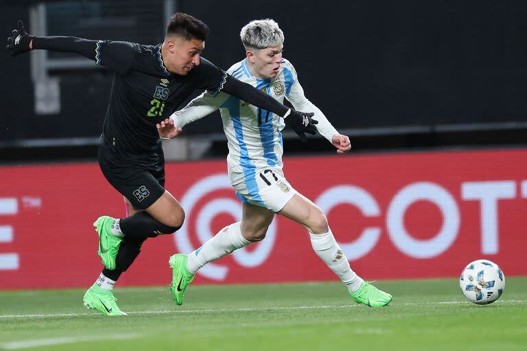 Alejandro Garnacho jugó el segundo tiempo vs. El Salvador y se perfila para ser titular este martes