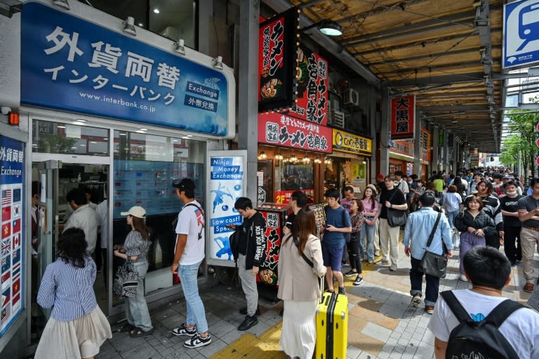 Varias personas hacen fila en una oficina de cambio del centro de Tokio para comprar y vender yenes el 29 de abril de 2024 (Richard A. Brooks)