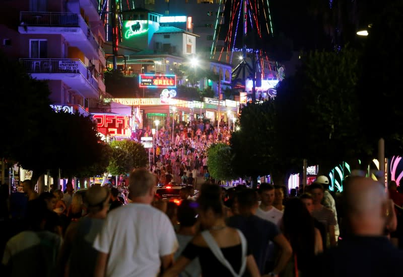 FOTO DE ARCHIVO: Turistas caminan por la calle Punta Ballena en Magaluf, Mallorca