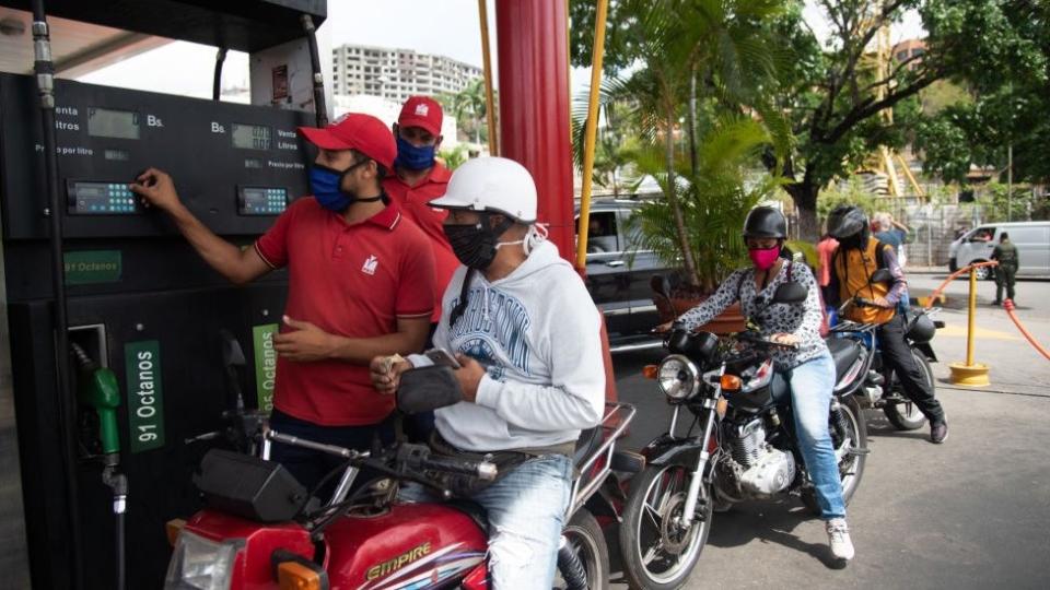 Los venezolanos están acostumbrados a no pagar prácticamente nada por la gasolina