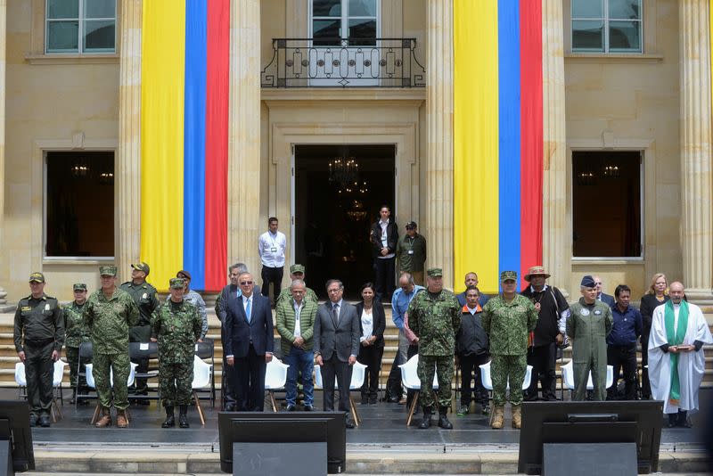 El presidente de Colombia, Gustavo Petro, y el ministro de Defensa, Iván Velásquez, asisten a una ceremonia para condecorar a los soldados e indígenas que participaron en el rescate de cuatro niños indígenas en la selva de la Amazonia, en Bogotá