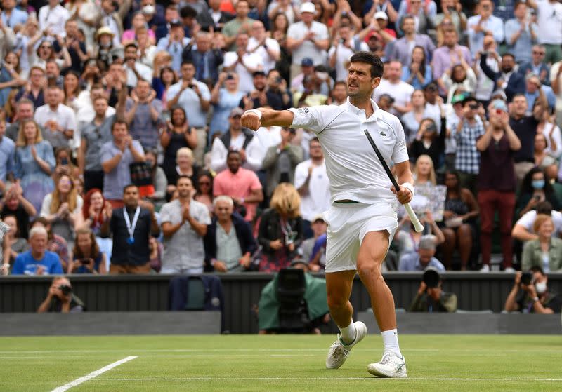 El serbio Novak Djokovic celebra la victoria en su partido de semifinales contra el canadiense Denis Shapovalov.