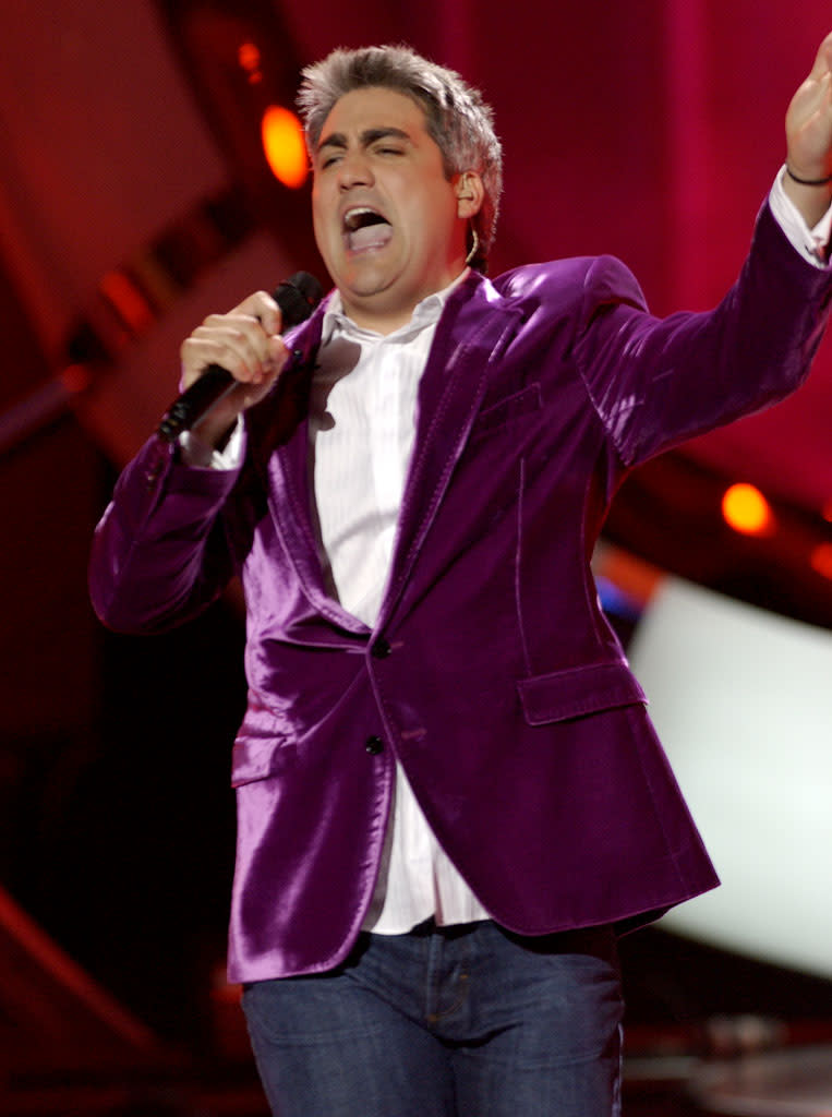 Taylor Hicks performs in American Idol, May 23, 2006, on FOX.