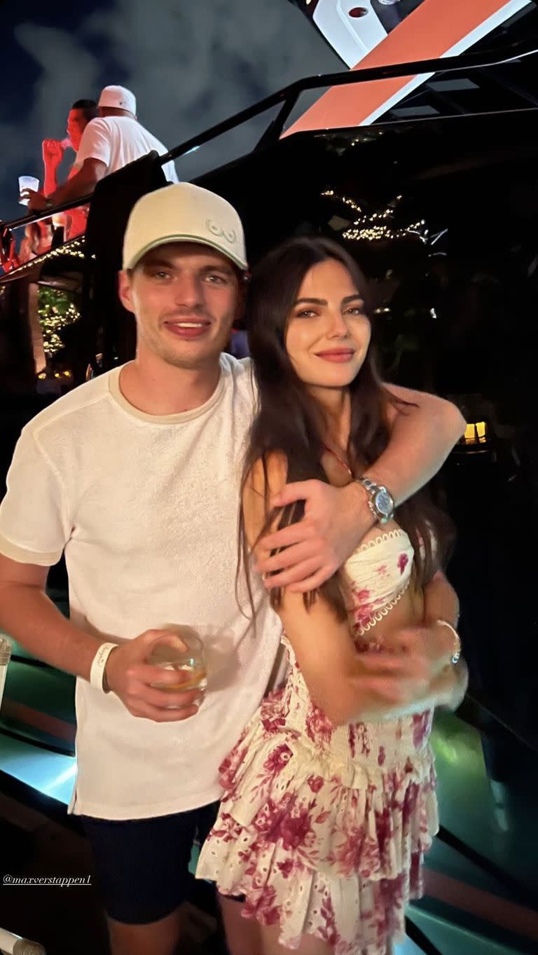 Max asistió a la fiesta con su novia, Kelly Piquet