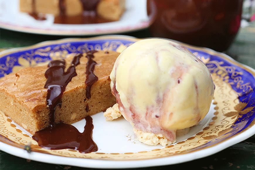 Peanut butter cheesecake, snickers & chocolate cookie crumble