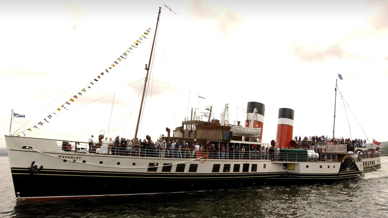 PS Waverley leaving Glasgow's Anderston Quay in 2003