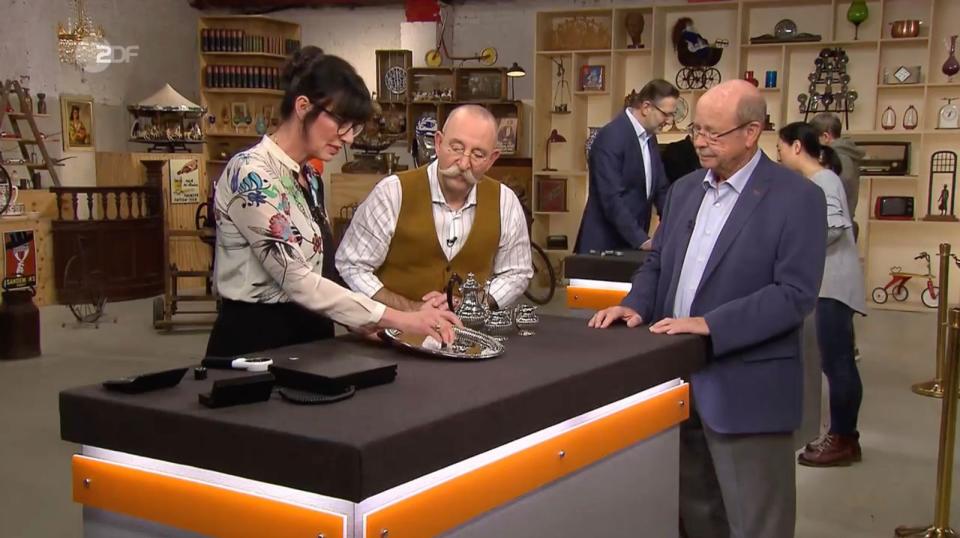 "Ich mag Silber!", strahlte Horst Lichter in der Mittwochsausgabe der ZDF-Trödelshow "Bares für Rares", als er das schlichte Mokka-Service auf dem Experten-Tisch von Heide Rezepa-Zabel erblickte. Nur bei Dieter Rieck aus Rösrath hatte die Liebe zum Silber stark nachgelassen. Zu lange hatte er das Kernstück schon im Schrank.