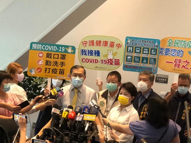 台中市長盧秀燕(中右)親自主持緊急防疫會議，依中央指揮中心動態，也討論三級方疫。（photo by 劉東皋／台灣醒報）