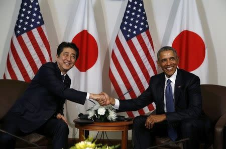 Japanese Prime Minister Shinzo Abe (L) and U.S. President Barack Obama hold a bilateral meeting at Camp H.M. Smith in Aiea, Hawaii, U.S., December 27, 2016. REUTERS/Kevin Lamarque