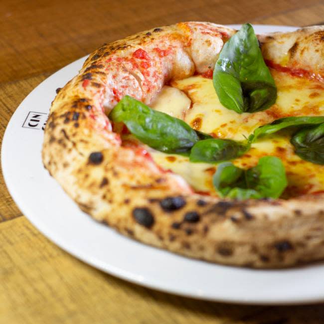 La pizza napolitana se instaló en los últimos años y ya es una de las favoritas de los porteños. 