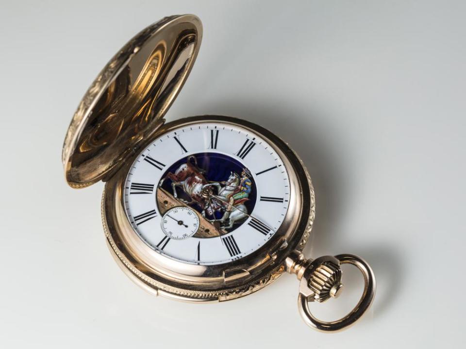 ●「無名」三問報時琺瑯彩繪活動人偶懷錶，18K金材質，年代約1890年，估價約200萬元 單純的三問報時懷錶有時也無法滿足以前的皇宮貴族，於是製錶師就打造了活動人偶機制，讓整只懷錶更添賞玩樂去（也讓擁有者可以在其他貴族前炫耀）。這款懷錶面盤上呈現的是鬥牛士要刺殺牛隻的那一瞬間，當三問報時啟動時，鬥牛士的持槍右手會隨著節奏往牛隻穿刺，非常的活靈活現。