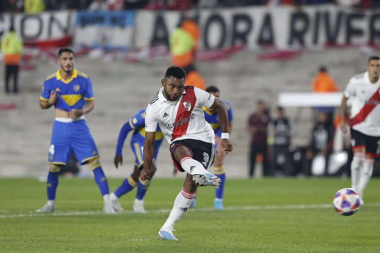 Miguel Borja anotando, de penal, el gol de la victoria de River ante Boca 