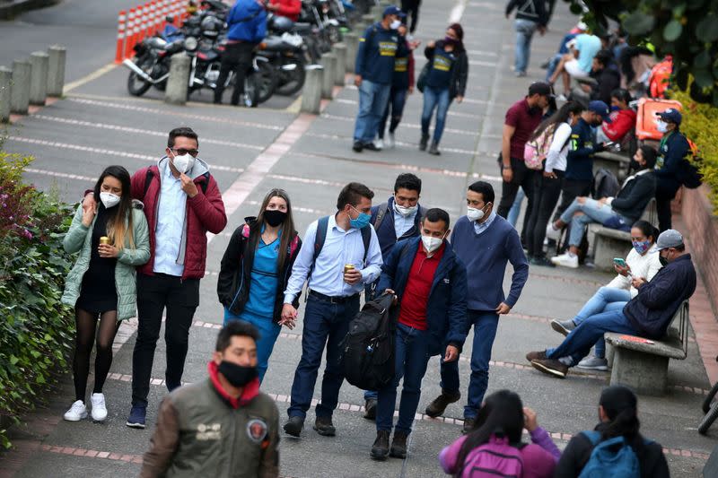 Foto de archivo. Personas con máscaras faciales caminan por una calle, durante la reactivación de varios sectores económicos después del fin de la cuarentena por la pandemia de COVID-19), en Bogotá