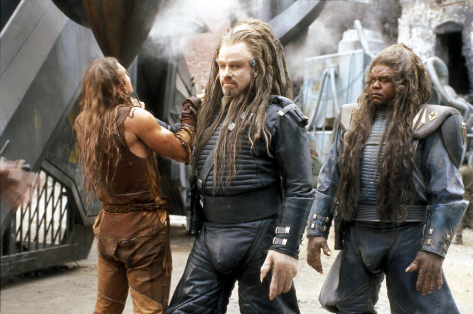 John Travolta und Forest Whitaker in "Battlefield Earth". (Bild: ddp)