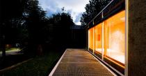 Se comunica con el exterior mediante tres puertas correderas de suelo a techo que permiten la entrada de luz y sentirse en plena naturaleza. (Foto: <a href="http://www.agoraarquitectura.com/" rel="nofollow noopener" target="_blank" data-ylk="slk:Ágora Arquitectura;elm:context_link;itc:0;sec:content-canvas" class="link ">Ágora Arquitectura</a>).