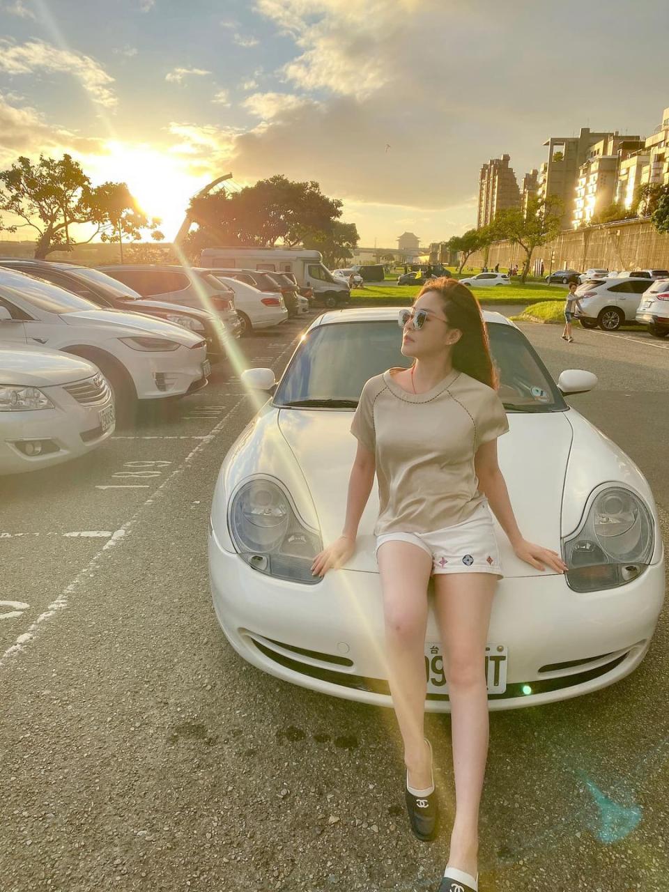 【名人聊愛車】李婉鈺愛車保時捷Porsche 911(996)一開19年 白色外觀紅色內裝質感好 自手排性能佳、開快也好駕馭！