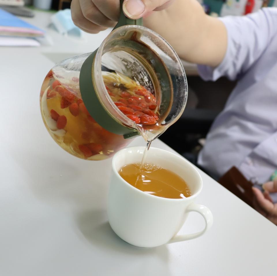 可能是 1 人、茶和泡茶器的圖像