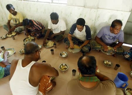Drug addicts sit together as they eat lunch at the Bangladesh Rehabilitation and Assistance Centre for Addicts (BARACA) in Dhaka September 12, 2015. REUTERS/Ashikur Rahman