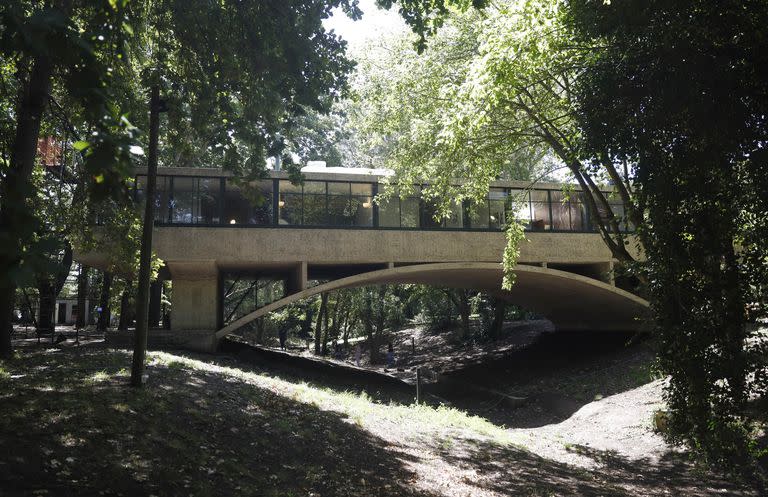 La Casa sobre el arroyo construida por el arquitecto Amancio Williams para su padre en Mar del Plata