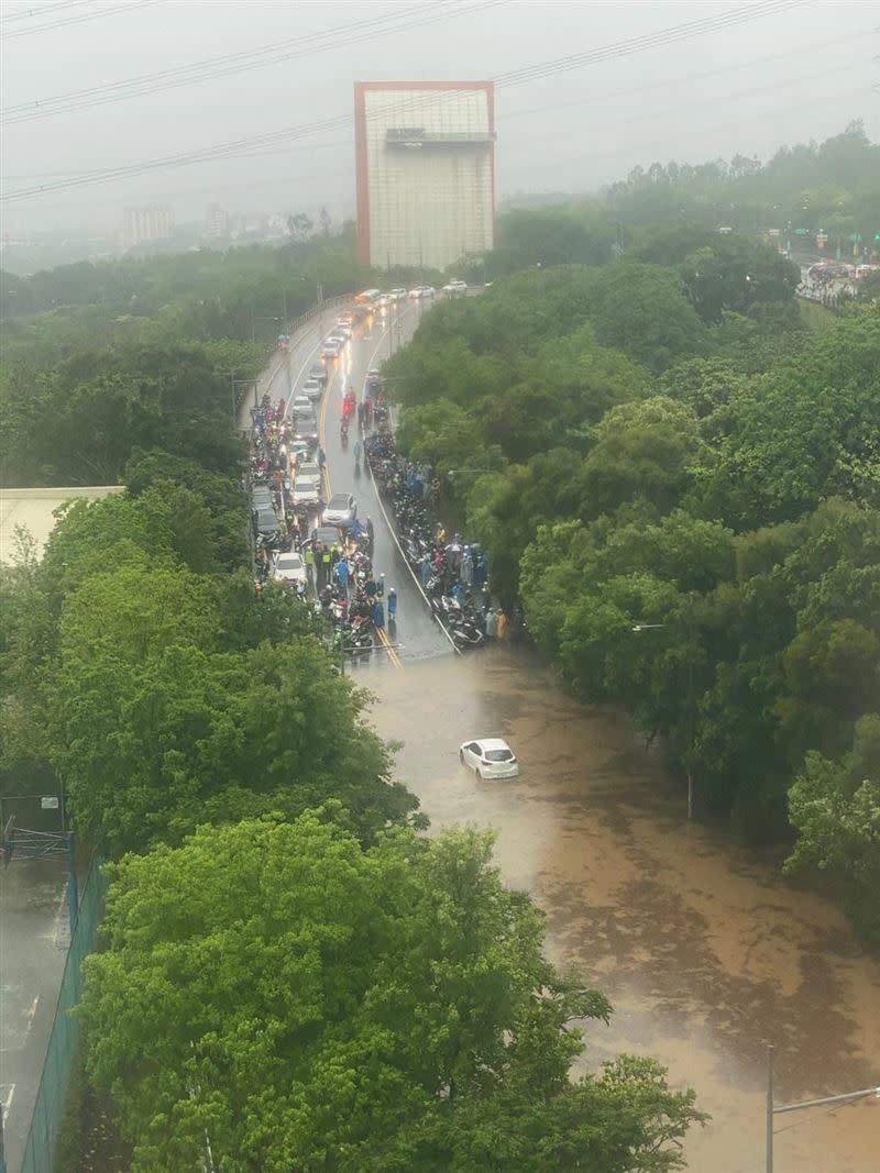 西屯區科園路淹水嚴重，一輛車拋錨在路中央，無法通行，許多上班族大遲到。（圖／立委林靜儀服務處提供）