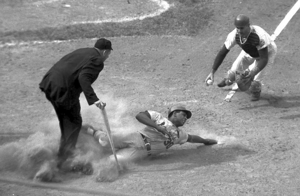 ARCHIVO - El boricua Orlando Cepeda, de los Cardenales de San Luis, anota en el juego ante los Mets de Nueva York, frente al cátcher J.C. Martin y el umpire Tim McCarver, en 1968 (AP foto, ARCHIVO)