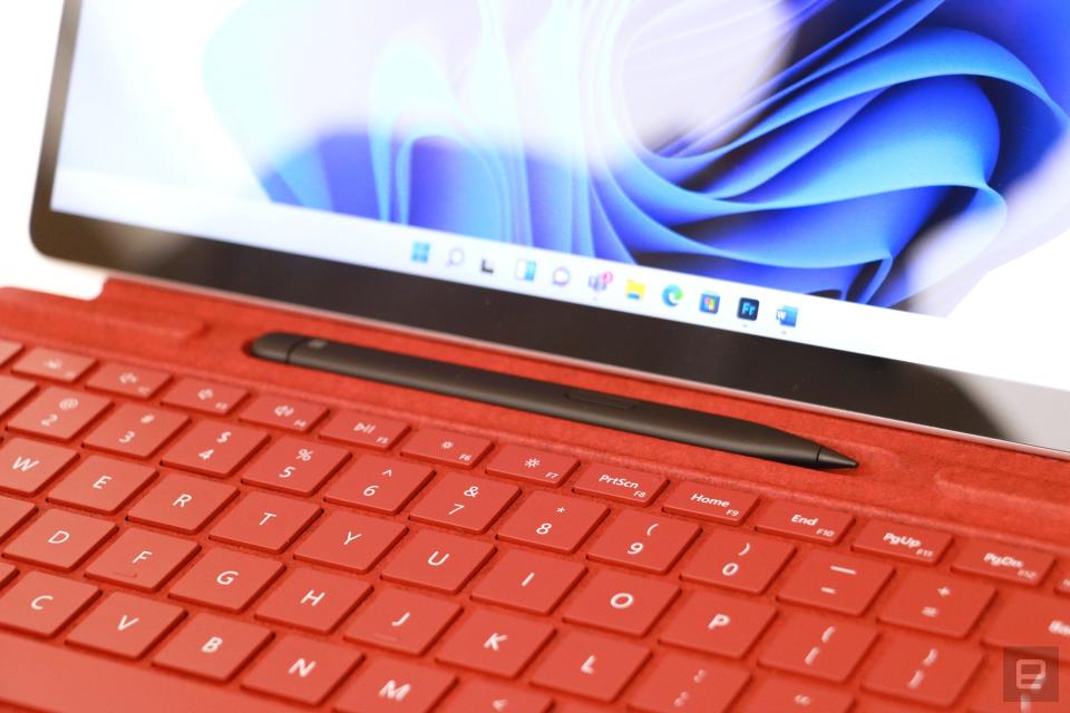 <p>Surface Pro 8 hands-on</p>
