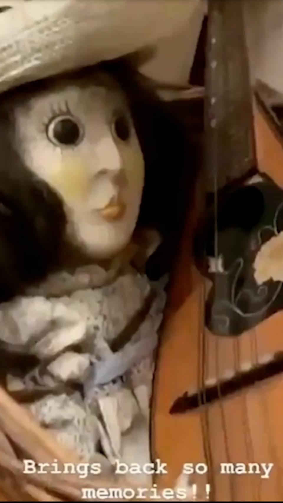 Victoria Beckham zoomed in on some old dolls in the bedroom (Instagram)