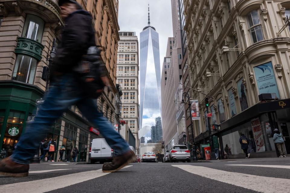 Transeúntes por las calles de Manhattan el viernes 5 de abril de 2024.