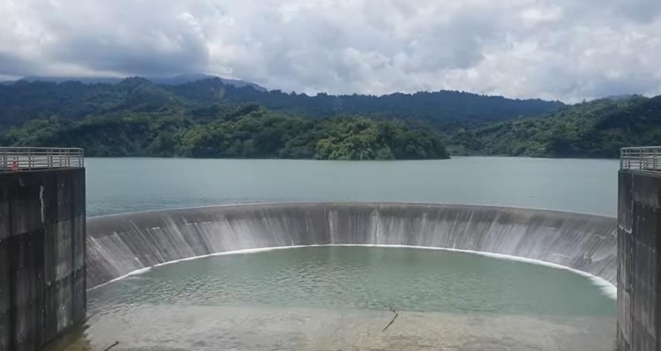 因昨日暴雨湖山水庫目前放水中（資料照）。   圖：擷取自水利署中區水資源局臉書「水啦」