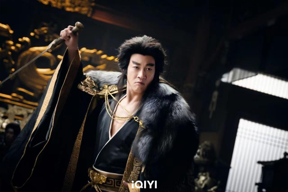 何潤東飾演任嘉倫的父王，霸氣狂野的髮型跟粗眉，讓人一看就難忘。（iQIYI提供）