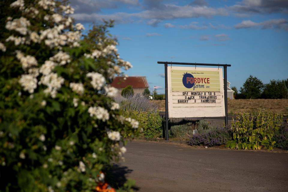 El letrero de Fordyce Farm da la bienvenida a visitantes en Sunnyview Road NE en Salem. La finca está abierta de 8 a.m. a 6 p.m., de lunes a sábado.