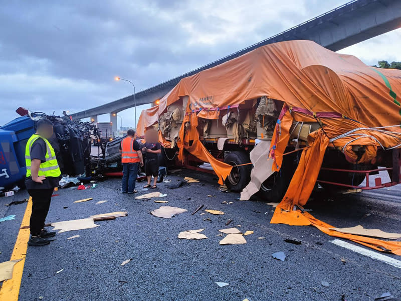 國1桃園段車禍1死（1） 國道1號北上桃園平鎮路段26日上午發生死亡車禍， 有物流車自撞護欄後貨櫃掉落，造成後方聯結車追 撞、駕駛死亡。 （警方提供） 中央社記者葉臻傳真  113年4月26日 