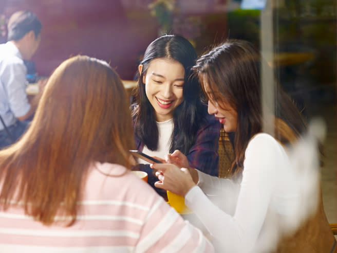 一名女網友觀察到路上妹子鼻影都畫很重，引發討論。（示意圖：shutterstock／達志）