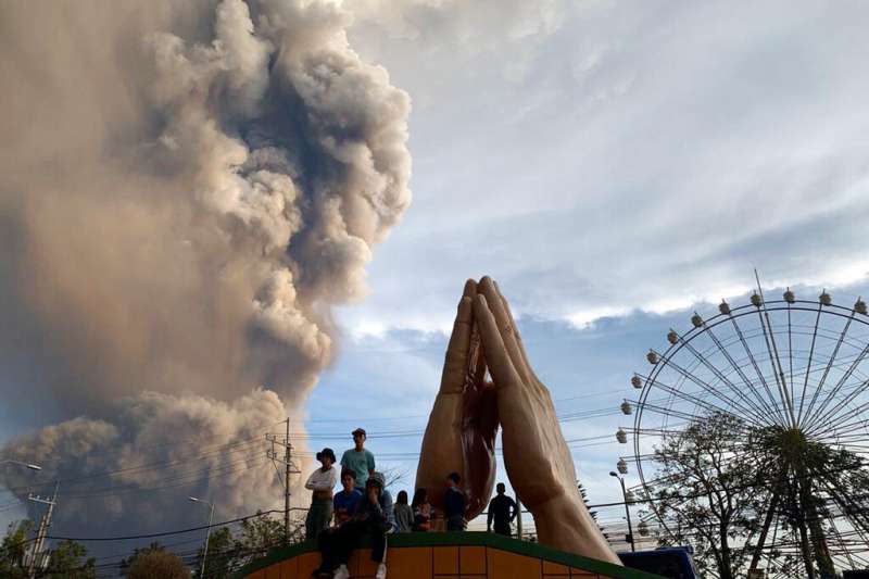 位於菲律賓呂宋島中南部八打雁省的塔爾火山12日噴發。（美聯社）