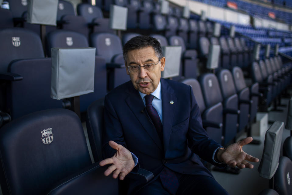 ARCHIVO - En esta foto de archivo fechada el viernes 8 de noviembre de 2019, aparece el presidente del Barcelona, Josep Bartomeu, en el Camp Nou (AP Foto/Emilio Morenatti, ARCHIVO)