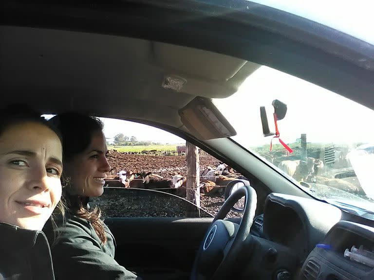 Las hermanas Ferrando recorriendo los distintos potreros en el feedlot: Paula al volante y María de acompañante