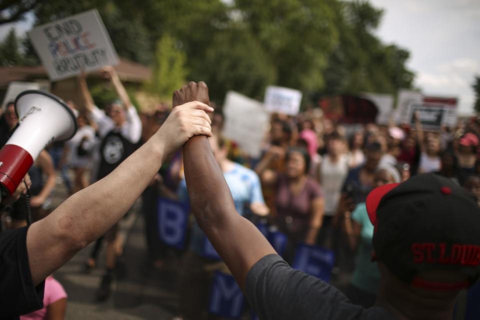 Police fatally shoot Philando Castile in Falcon Heights, Minn.