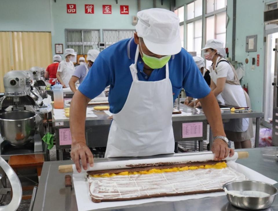 花蓮市原住民西點蛋糕丙級技術士訓練班，學員加強實作，積極準備證照考試。(花蓮市公所提供)