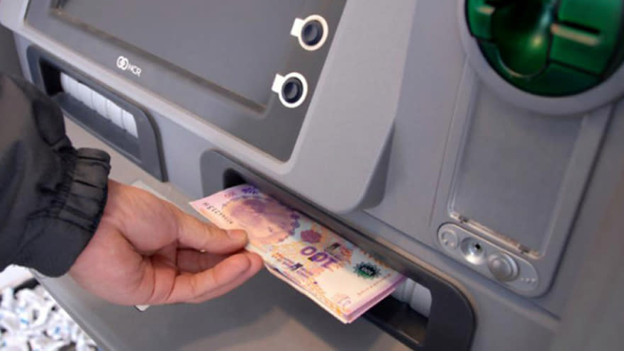 Si no tenés una tarjeta Mercado Pago, no podés retirar dinero en efectivo por cajero automático.