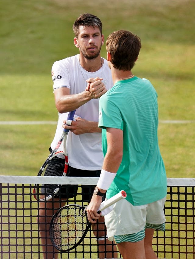 Cameron Norrie and Sebastian Korda shake hands 